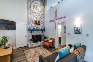 Télévision, cheminée