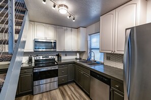 Réfrigérateur, micro-ondes, four, plaque de cuisson