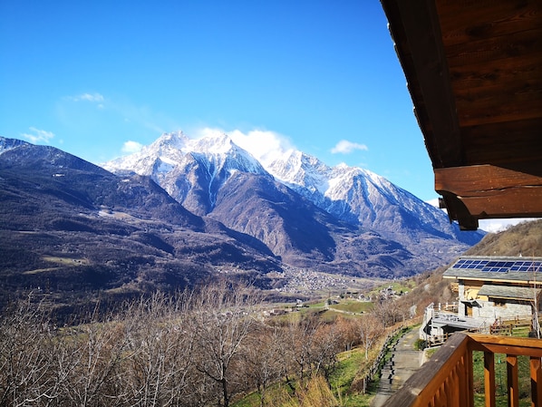 Property grounds - LA MAISON DES CHATS strategically located for visiting the entire Aosta Valley (Tholaseche)