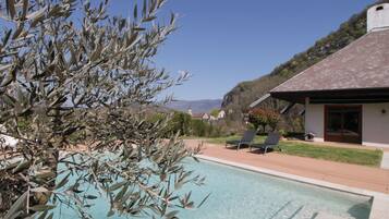 Een verwarmd zwembad