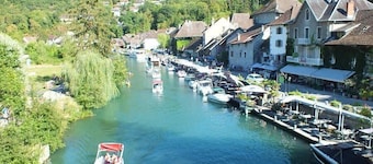 Rare villa in the heart of âLittle Savoyard Veniceâ