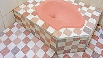 Economy Double Room | Bathroom | Shower, towels