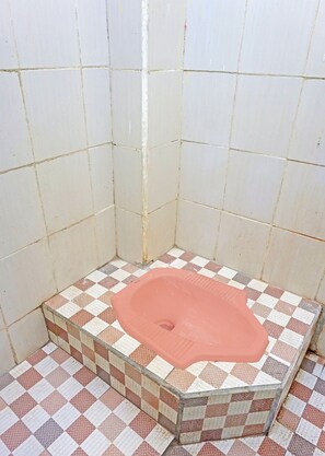 Economy Double Room | Bathroom | Shower, towels - OYO 91588 Ananda Guest House Batu  (Batu)