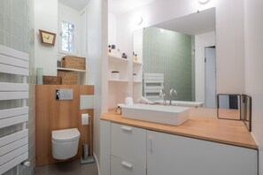 Douche, séchoir à cheveux, serviettes fournies