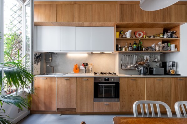 Réfrigérateur, four à micro-ondes, un four, surface de cuisson