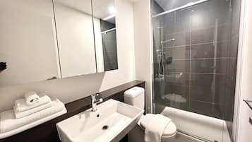 Executive Apartment | Bathroom | Shower, hair dryer, towels, soap