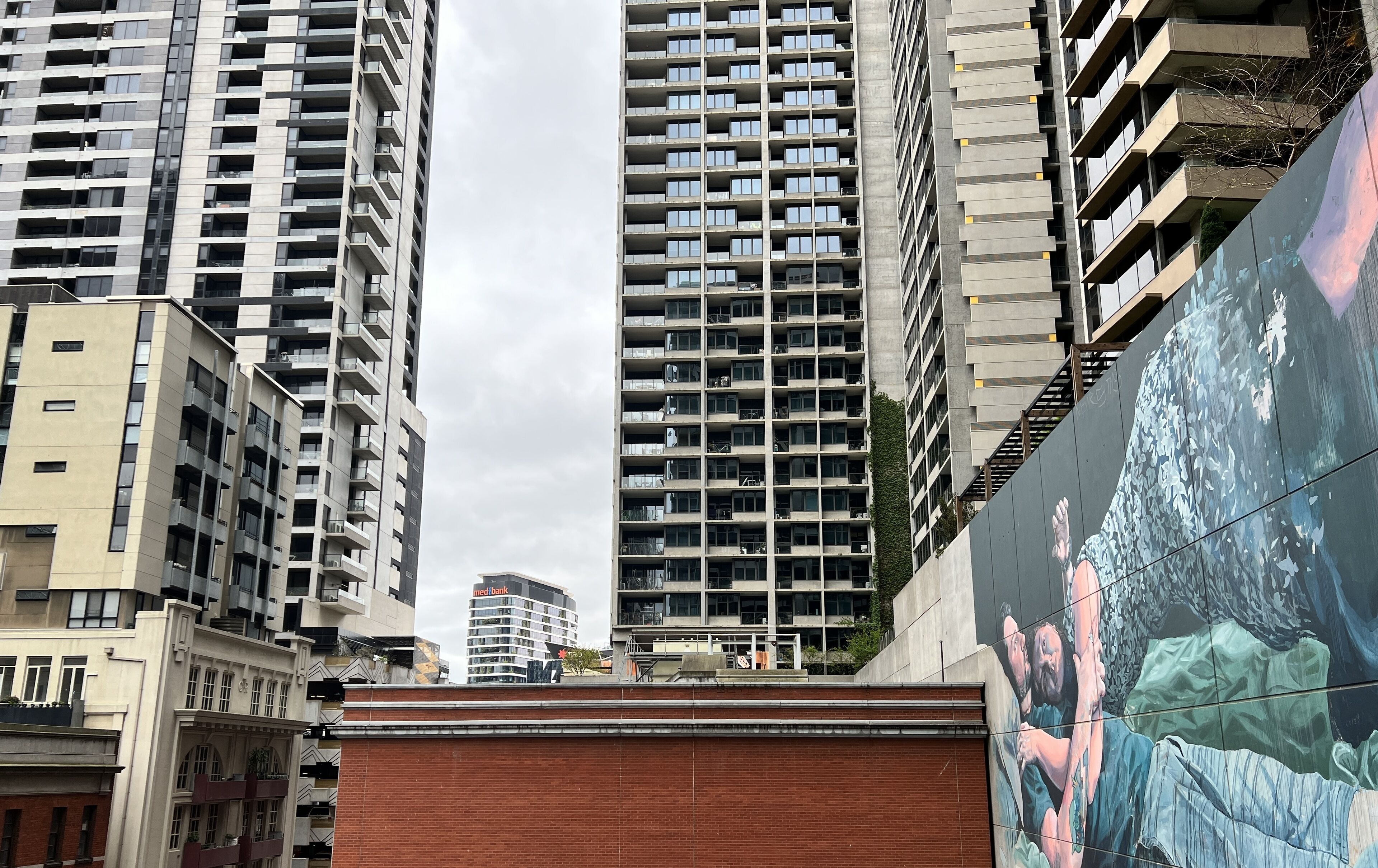 Un edificio de gran altura con varios pisos, ventanas amplias y balcones.