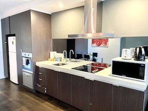 Executive Apartment | Private kitchen | Full-sized fridge, microwave, oven, stovetop