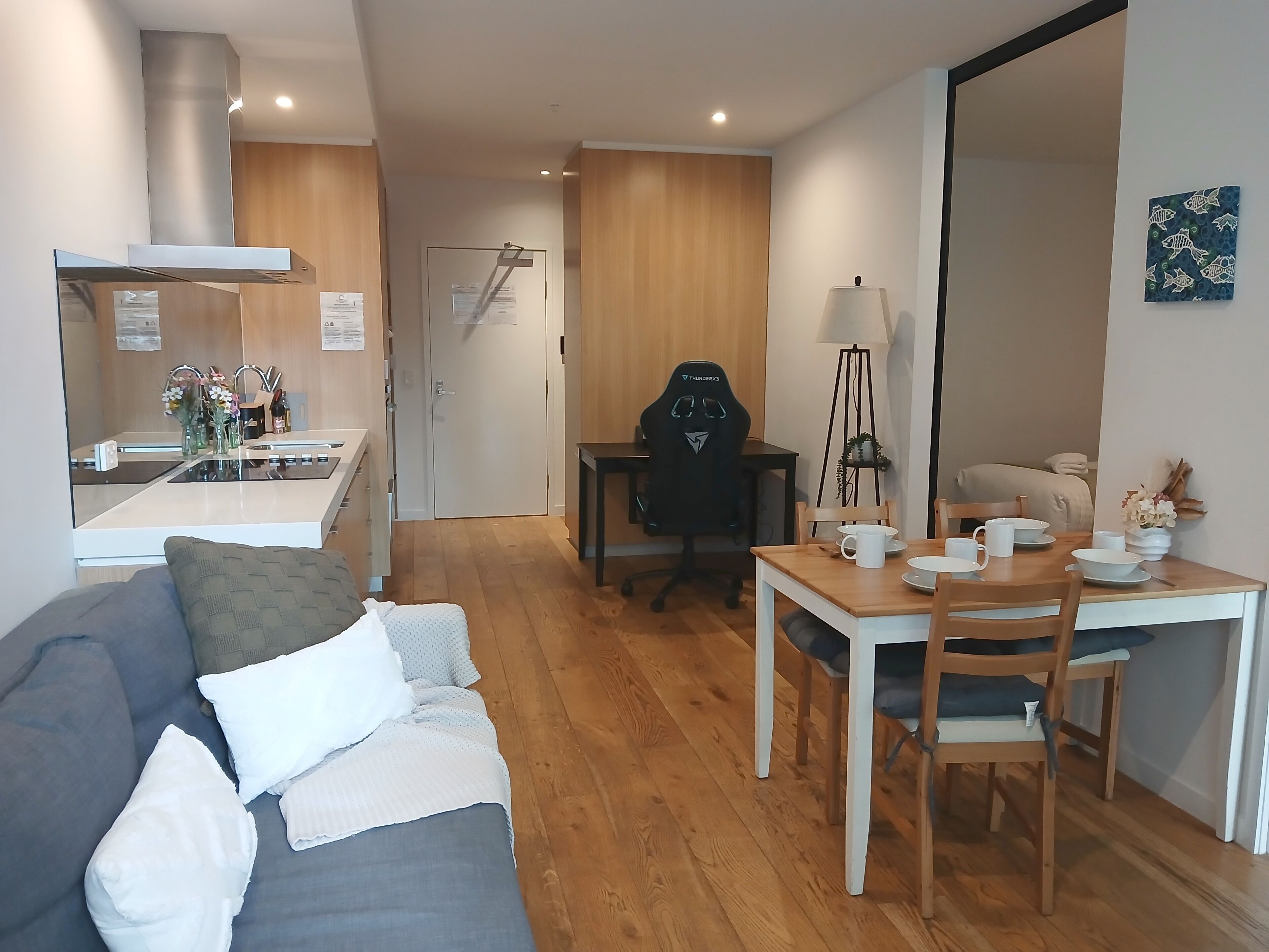 Deluxe-huoneisto | Oleskelualue | 42–tuumainen LCD-televisio, jossa kaapelikanavat