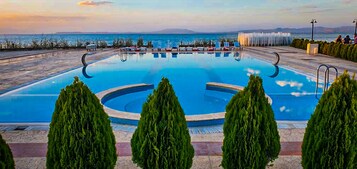 室内游泳池，2 室外游泳池，收费帐篷屋，池畔遮阳伞