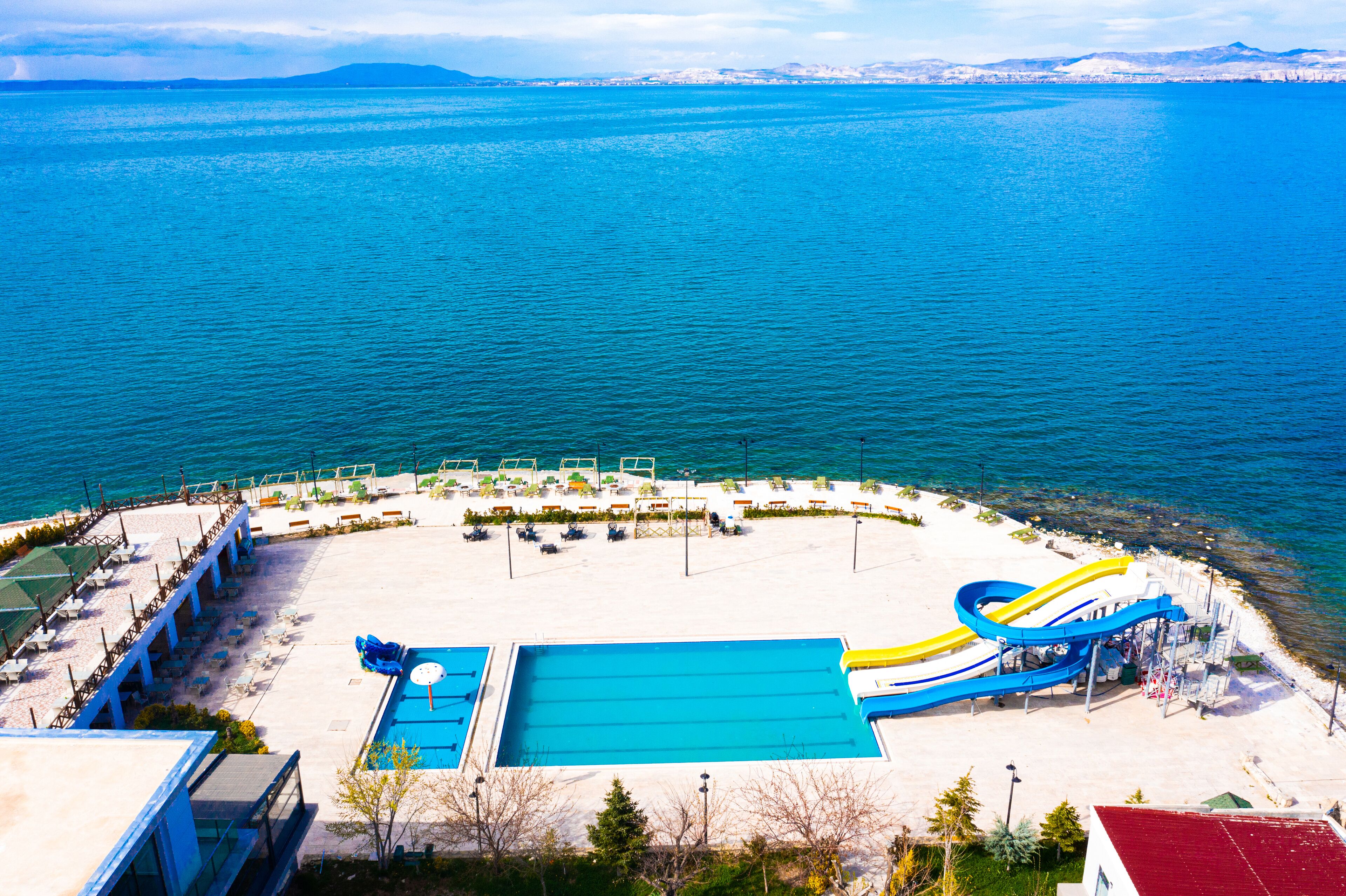 Um resort com piscina, toboá aquático e área de praia.