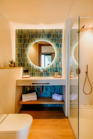 Deluxe-værelse til 3 personer - havudsigt | Badeværelse | Gratis toiletartikler, hårtørrer, hjemmesko, håndklæder