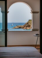 Premium bedding, down comforters, memory foam beds, minibar