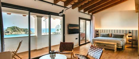 Suite, uitzicht op zee | Woonruimte | Een 50-inch smart-tv met digitale zenders en televisie