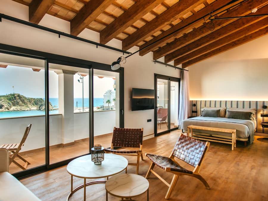 Suite, Meerblick | Wohnbereich | 50-Zoll-Smart-TV mit Digitalempfang, Fernseher