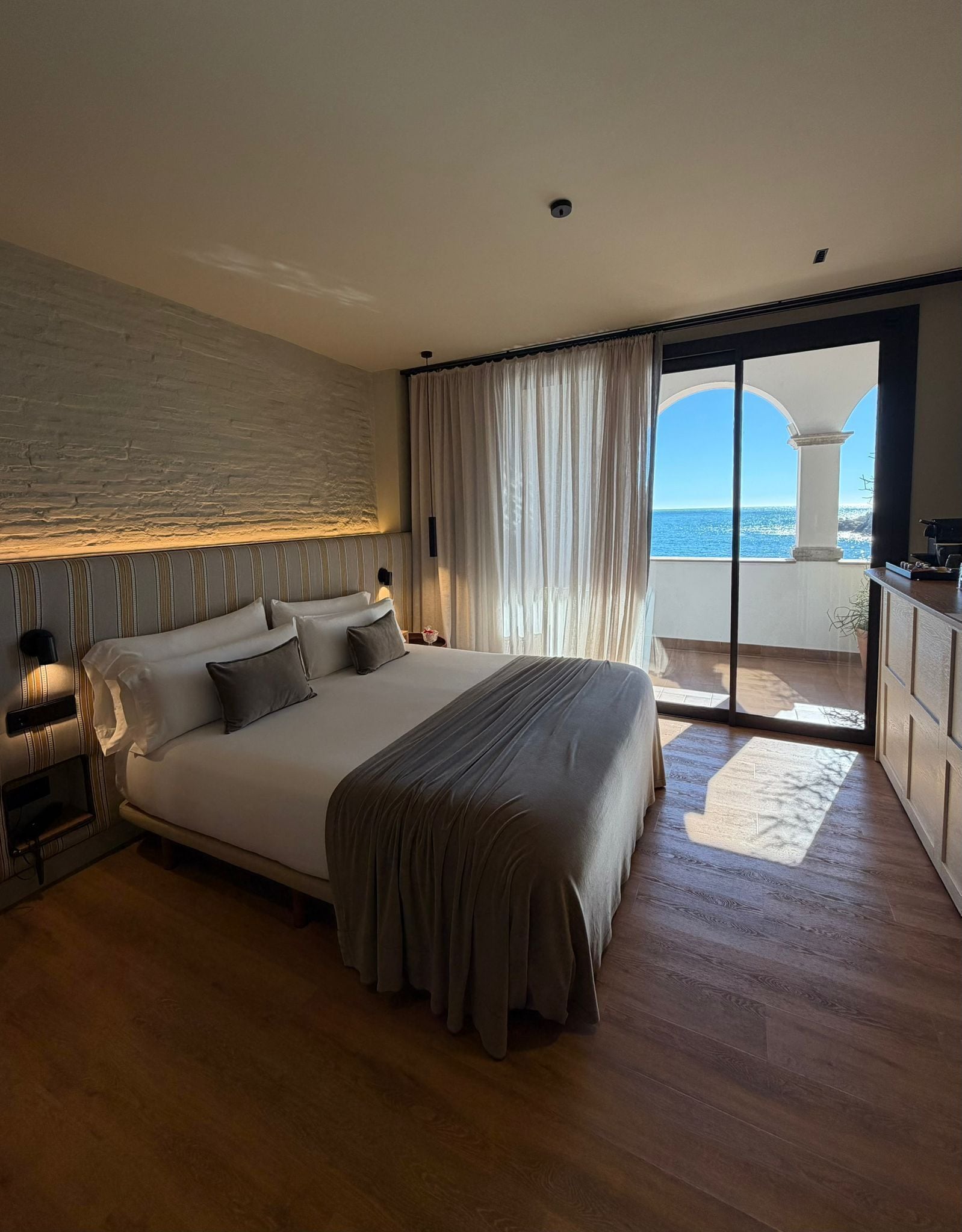 Habitación triple Deluxe, vista al mar | Ropa de cama de alta calidad, edredón y camas con efecto memoria 