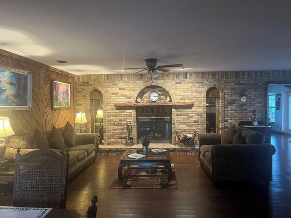 Smart TV, fireplace, books, stereo