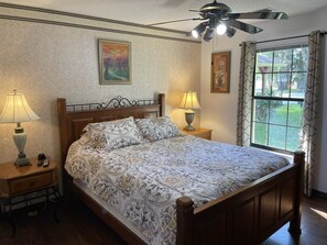 6 bedrooms, desk, iron/ironing board, travel cot