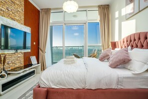 Individually decorated, iron/ironing board, free WiFi, bed sheets - Tanin - Wake Up To Dubai Skyline From This Stylish Studio (Dubai)