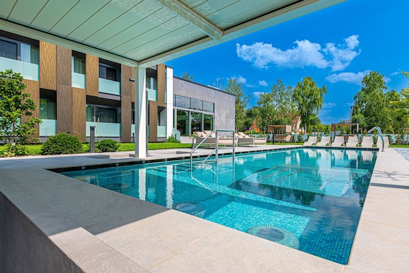 Innenpool, Außenpool (je nach Saison geöffnet), Cabañas (kostenlos)