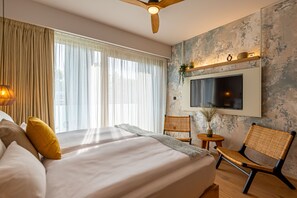 Superior kamer | Luxe beddengoed, een minibar, een kluis op de kamer, een bureau