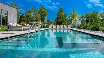 Innenpool, Außenpool (je nach Saison geöffnet), Cabañas (kostenlos)