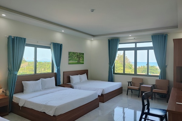 Familie slaapzaal | Hypoallergeen beddengoed, een minibar, een kluis op de kamer, een bureau