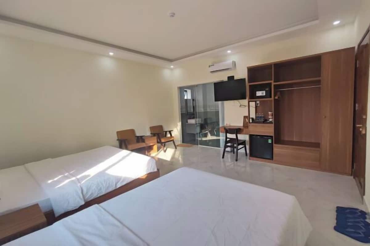 Hypo-allergenic bedding available, minibar, in-room safe, desk