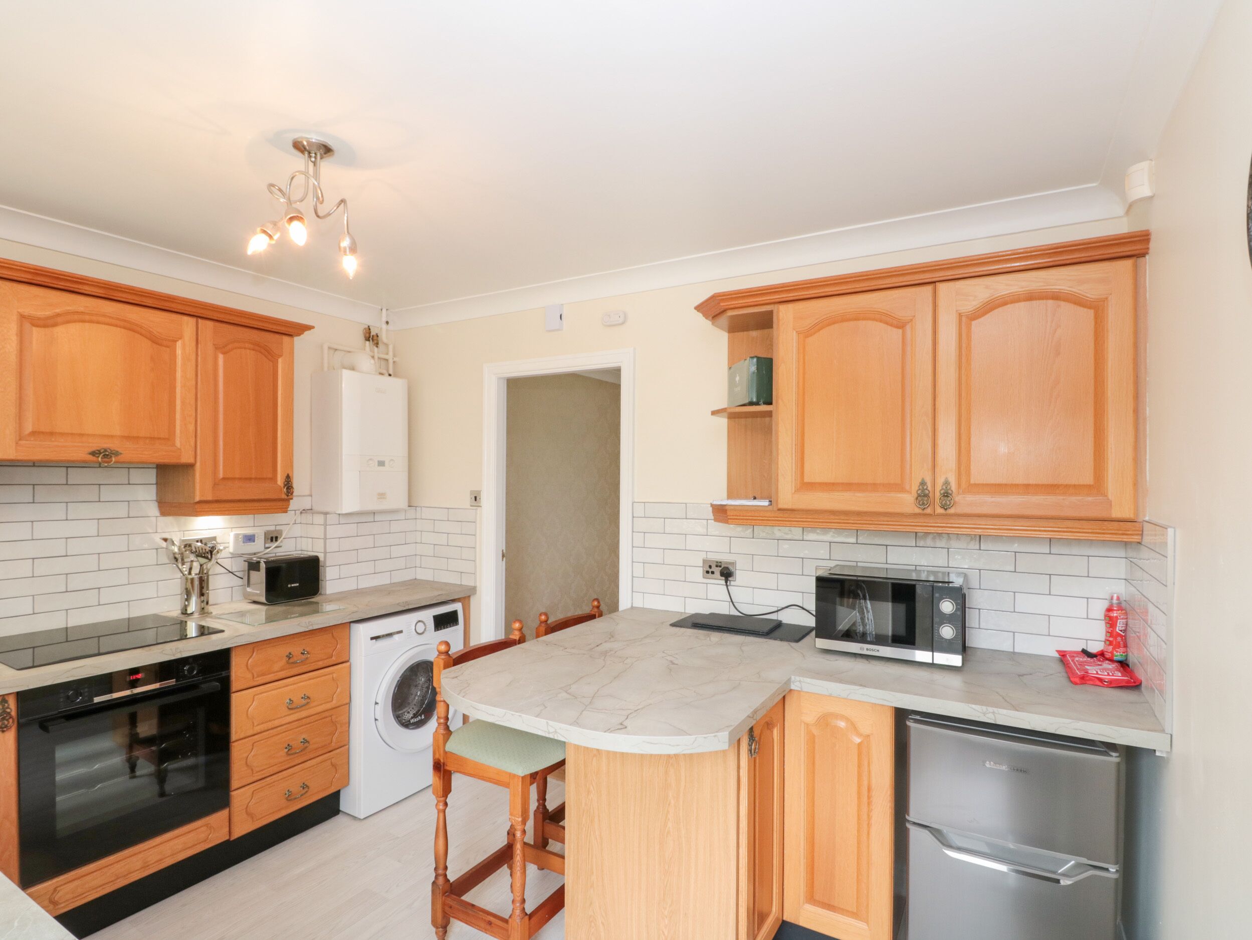 Køleskab, opvaskemaskine, elkedel, brødrister