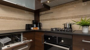 Una cocina moderna equipada con lavavajillas, horno y cafetera.