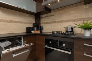 Kühlschrank, Ofen, Herdplatte, Geschirrspüler