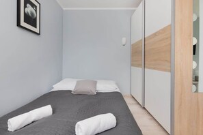 1 habitación, tabla de planchar con plancha, wifi y ropa de cama 