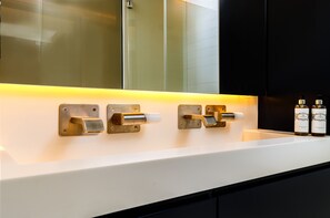 Studio | Bathroom | Shower, towels, toilet paper - Náutico Apartments by APT IIN - Cascais Center (Cascais)