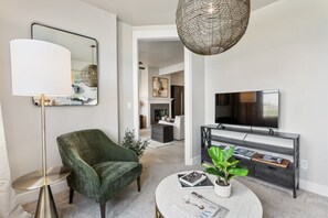 Smart TV, chimenea y oficina 