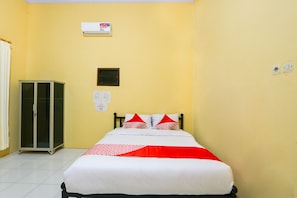 Standard Double Room | Free WiFi, bed sheets - Hotel O El Shaday Family Residence (Banyuwangi)