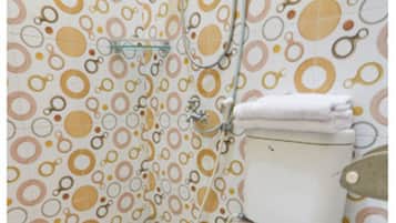 Quarto casal standard | Banheiro | Chuveiro, toalhas de banho