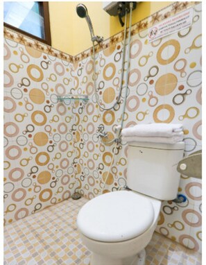 Chambre Standard double | Salle de bain | Douche, serviettes fournies
