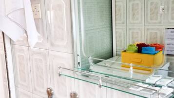 HÄrtork, handdukar, tvÄl och schampo