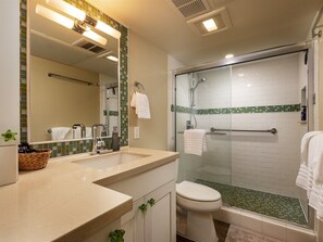 Combined shower/bathtub, hair dryer, towels