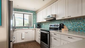 Réfrigérateur, micro-ondes, four, plaque de cuisson