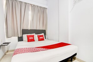 Laptop workspace, free WiFi, bed sheets - OYO 90310 Cosmo Harmoni (Jakarta)