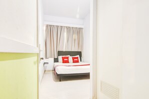 Laptop workspace, free WiFi, bed sheets - OYO 90310 Cosmo Harmoni (Jakarta)