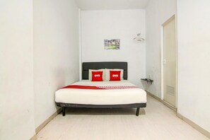 Laptop workspace, free WiFi, bed sheets - OYO 90310 Cosmo Harmoni (Jakarta)