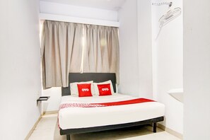 Quarto casal standard | Espaço de trabalho para notebook, Wi-Fi de cortesia, roupa de cama
