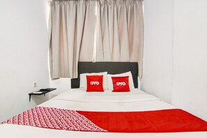 Quarto casal standard | Espaço de trabalho para notebook, Wi-Fi de cortesia, roupa de cama