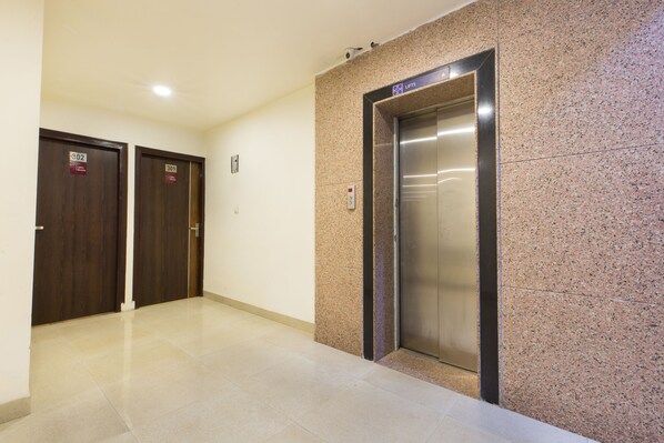Elevator - OPO THE ALPINO (New Delhi)