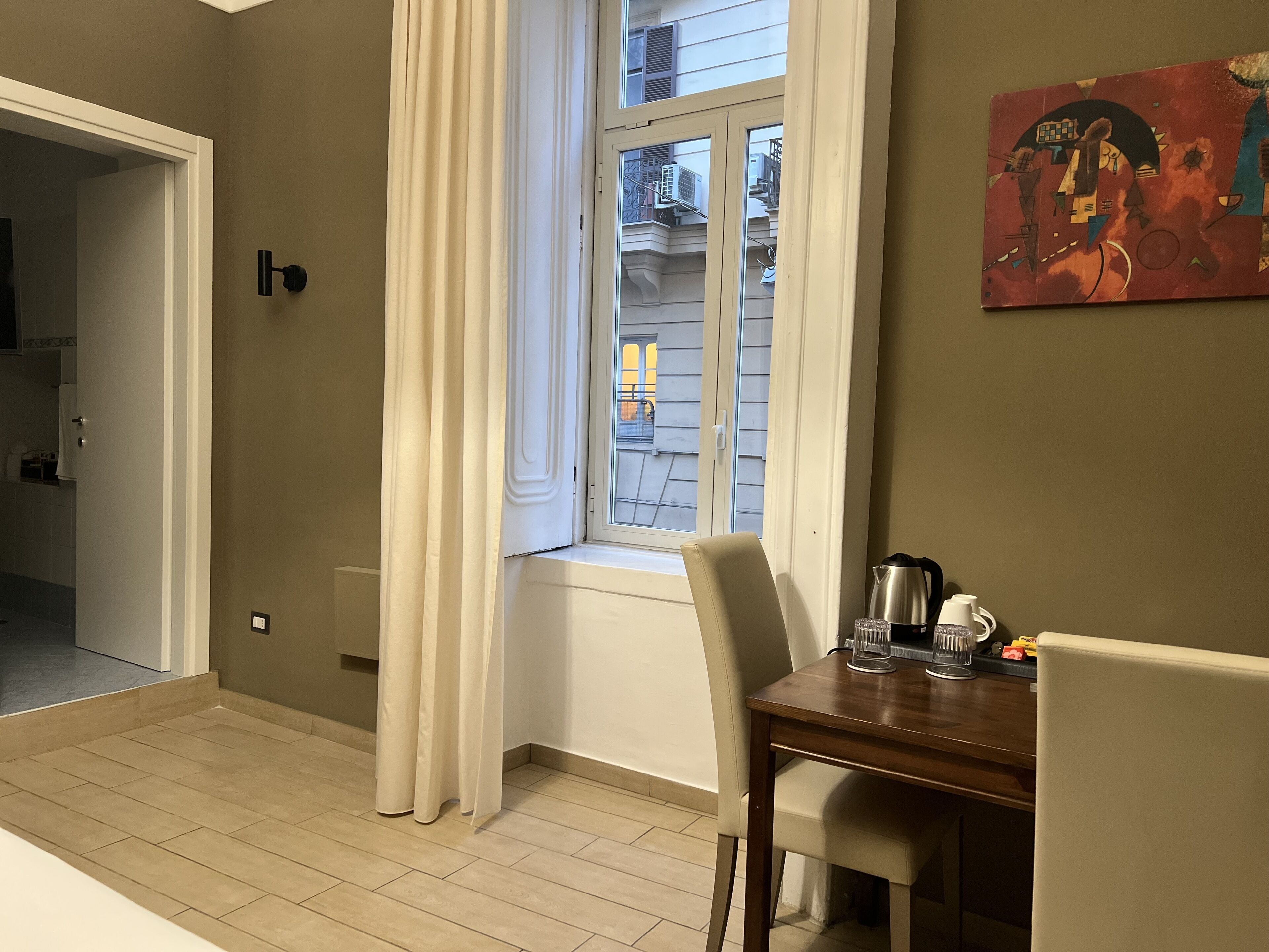Camera Standard | Minibar, una cassaforte in camera, una scrivania, Wi-Fi gratuito