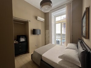 Superior Room | Minibar, in-room safe, desk, free WiFi - Relais Ranieri (Naples)