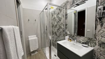 Quarto luxo | Frigobar, cofres nos quartos, escrivaninha, Wi-Fi de cortesia