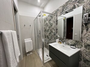 Deluxe Room | Minibar, in-room safe, desk, free WiFi